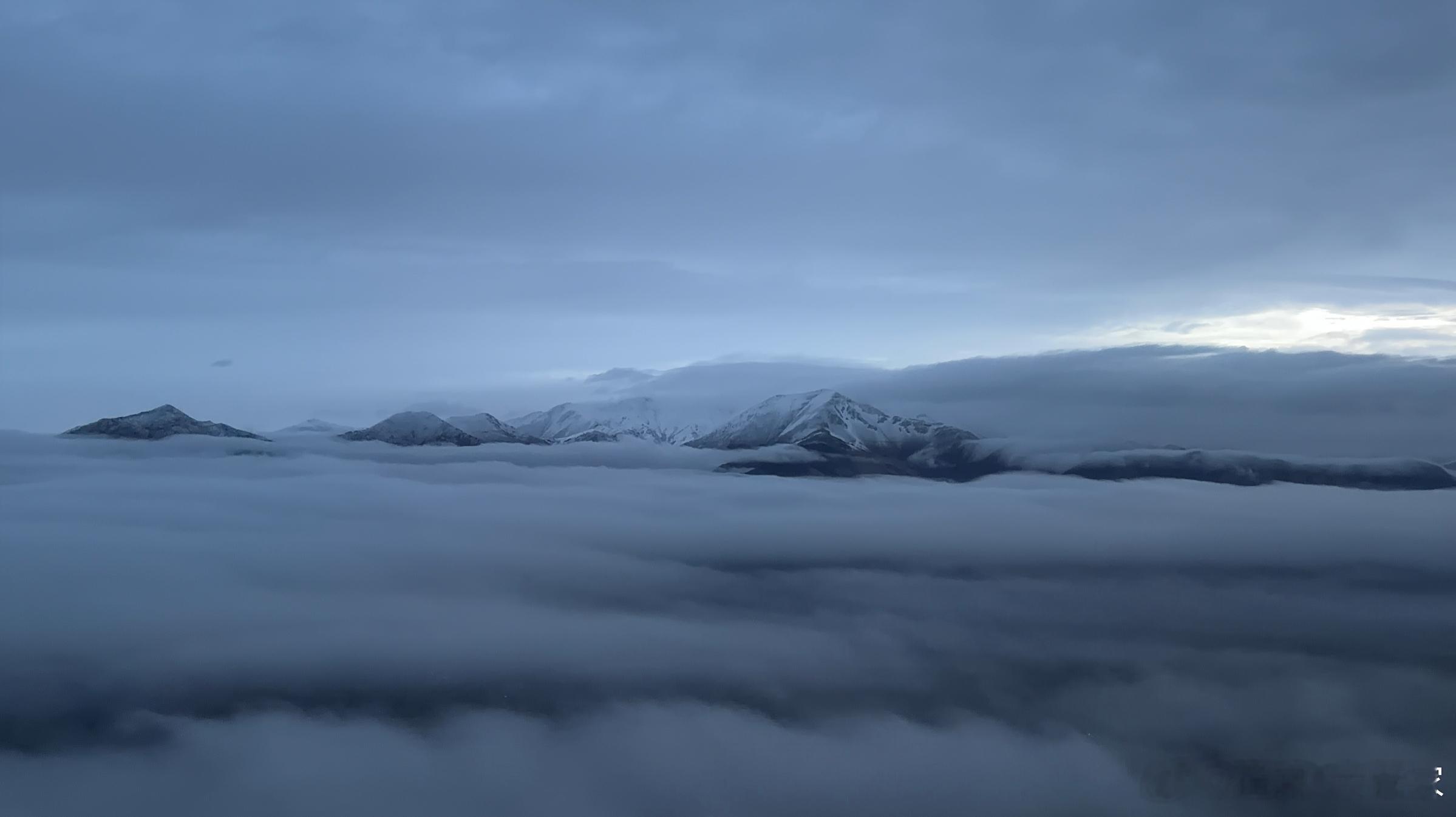 说件真实的故事吧，关于我父亲的亲身经历。我父亲退休前是飞行员，曾经遇到过一次“空