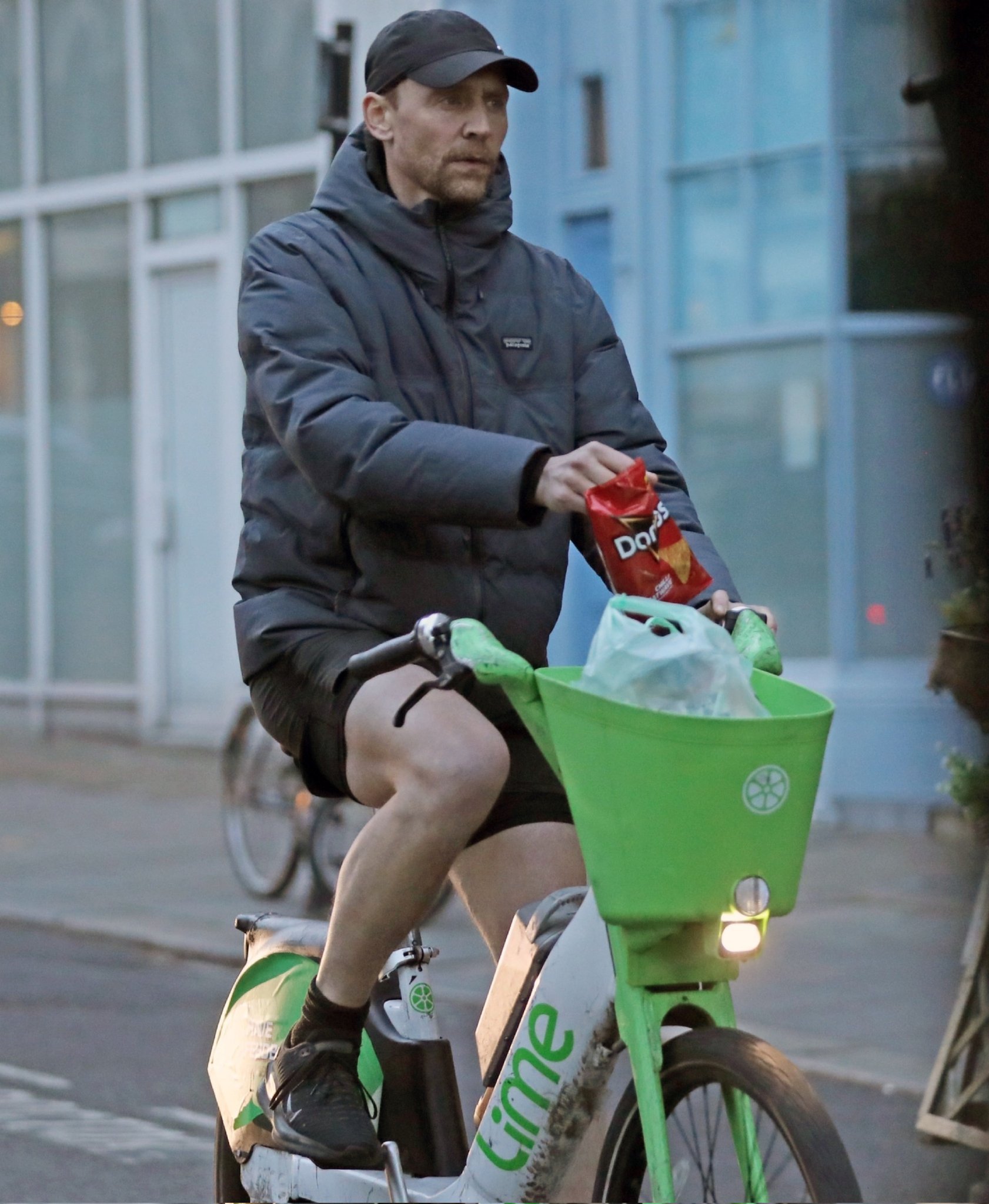 小馋猫抖森伦敦新街拍，边骑共享单车边吃多力多滋～ 