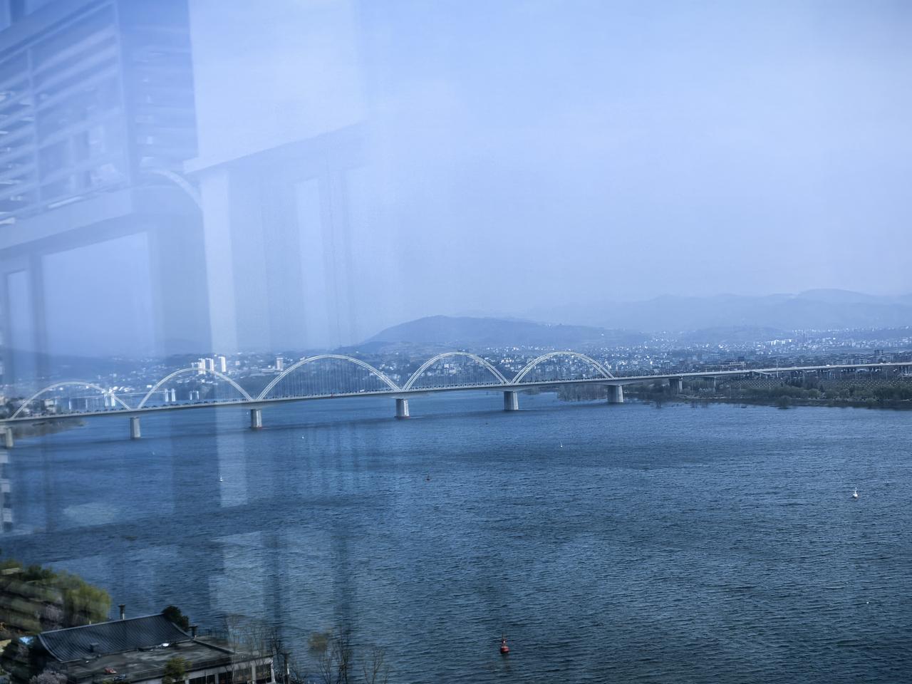 方桌围坐，洗牌声清脆，茶香混着笑语。指尖捻牌斟酌，吃碰之间尽是趣味。不求把把自摸