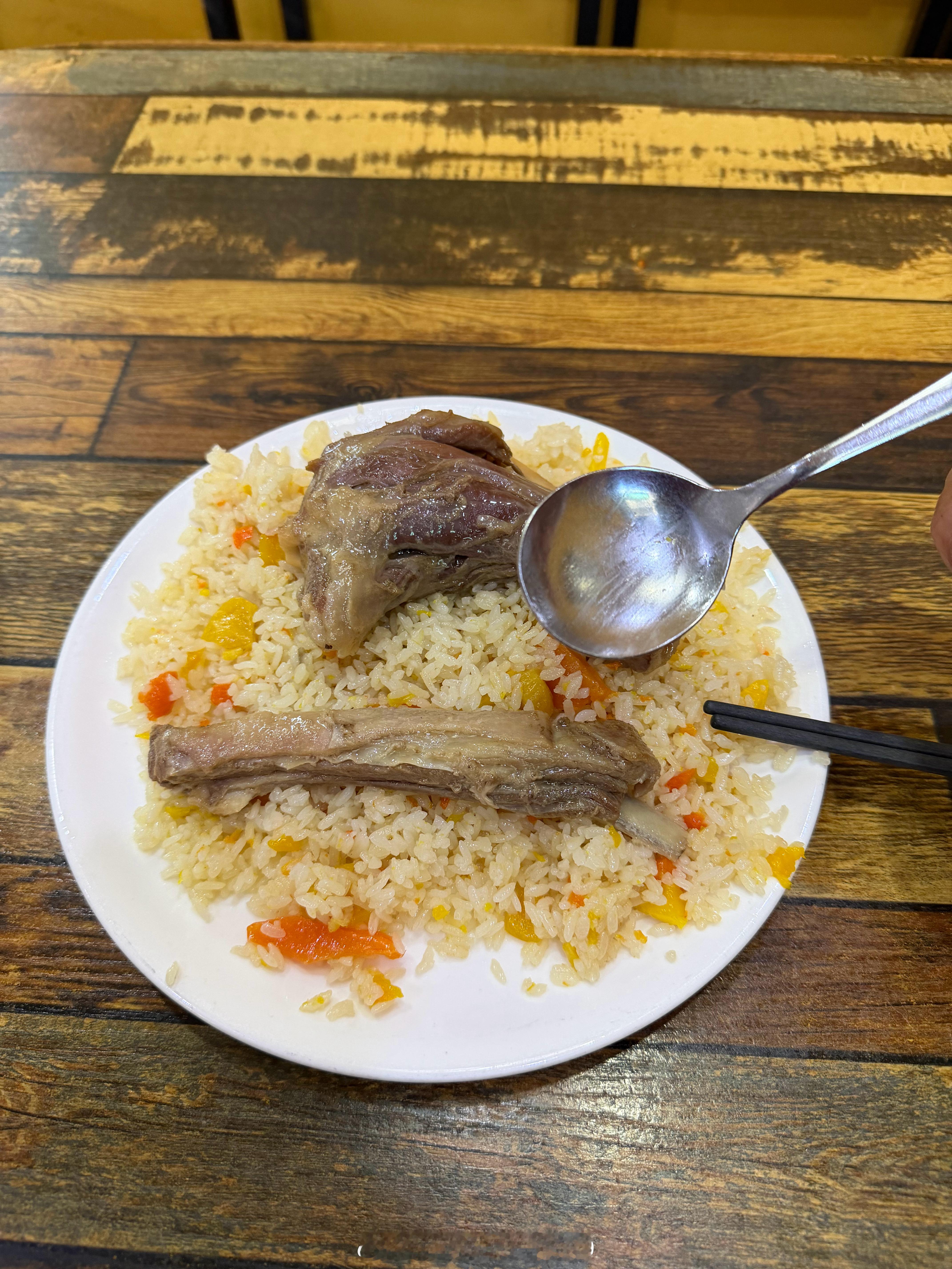 我能说这份 63 块钱的手抓饭给的情绪价钱是比较足的么虽然它价格不菲但是肉质脱骨