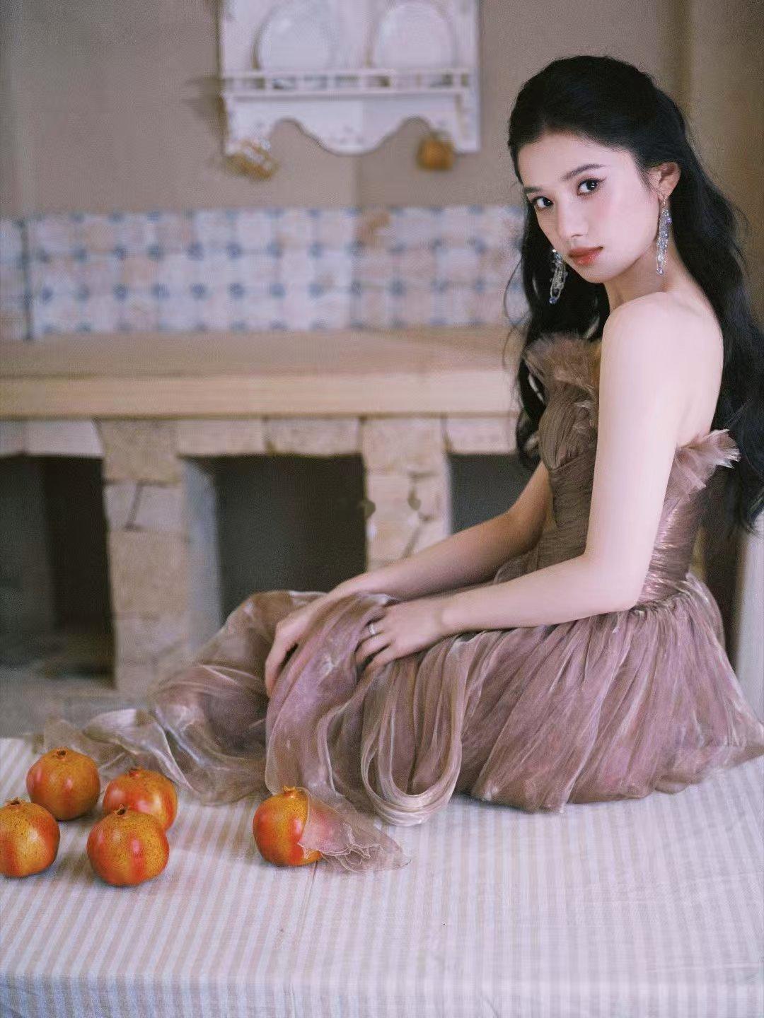 张婧仪被夸到害羞捂脸众人纷纷感叹张婧仪惊艳动人，身处光影之中缓步亮相，接连被夸奖