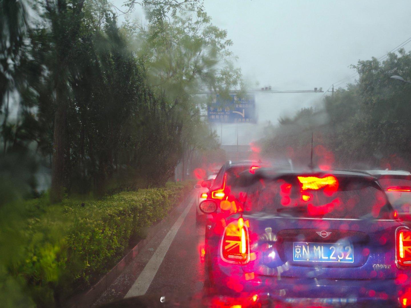 #北京暴雨#出门还好好的，回不去了啊！这大雨跟泼盆是的[淡淡的][淡淡的][淡淡