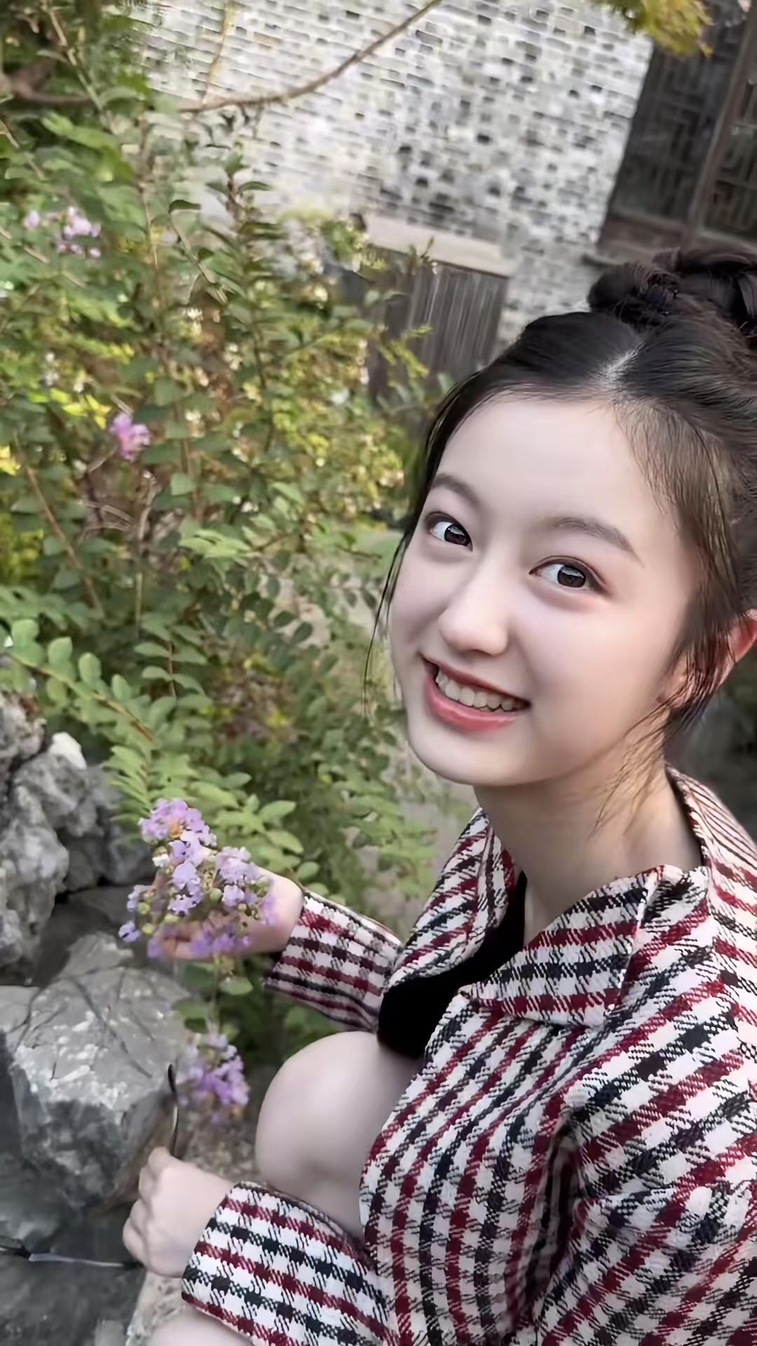 墙角开了一朵小花