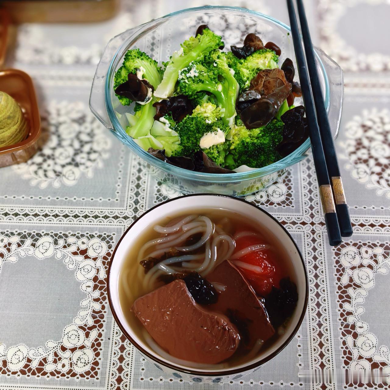 中午剩的，解决掉，环湖去了
鸭血粉丝
西兰花