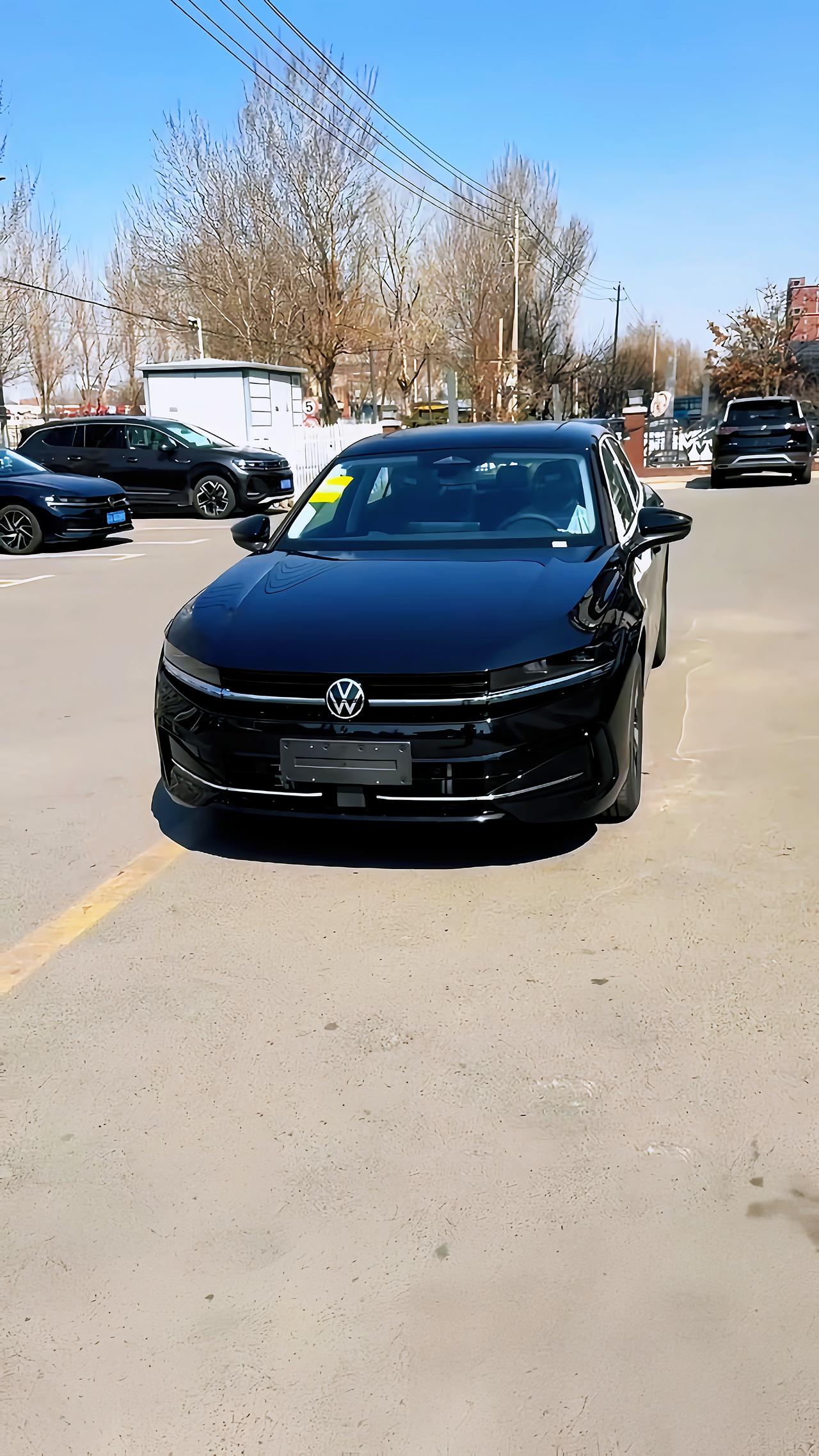 💸这台迈腾35周年严选款，吸睛的不是副驾屏，是价格真下来了。17.99万这个口