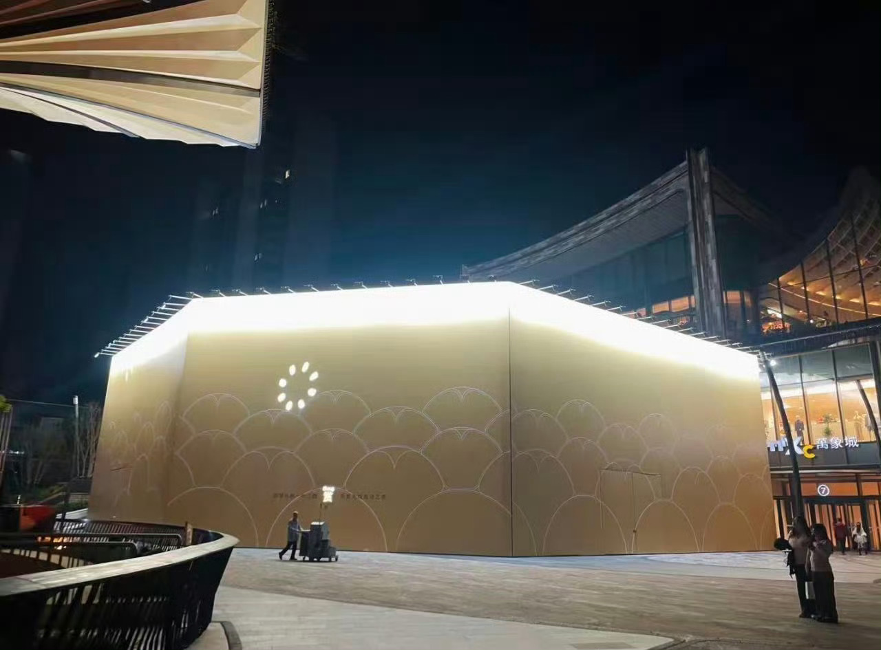 西北第一家苹果店要开业了，真的过去多少年了，苹果一直不在西北开店，不知道是担心购