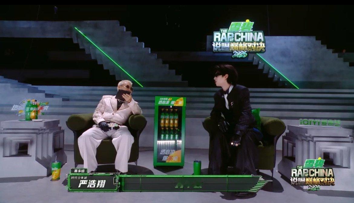 严浩翔被问在台上表演会不会紧张，严浩翔说不会，时代少年团出道后就是在封闭的地方，
