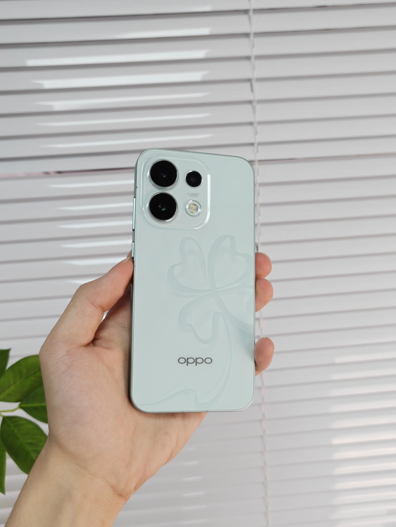 真机比图片好看！OPPO Reno16青色上手！
没想到，Reno16还有一个绿