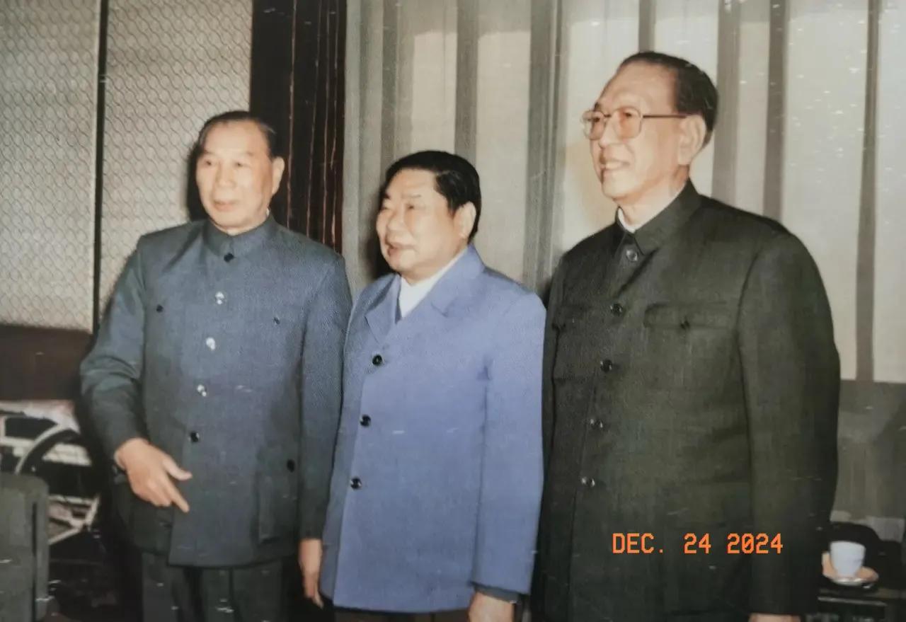 上世纪80年代
在一次会议休息期间，杨成武、杨得志和耿飚三位老将军的合影。