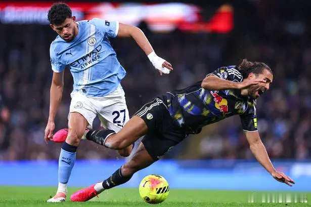 英超第13轮，曼城在主场以3-2险胜利兹联。赛后《曼彻斯特晚报》表示，努内斯的特