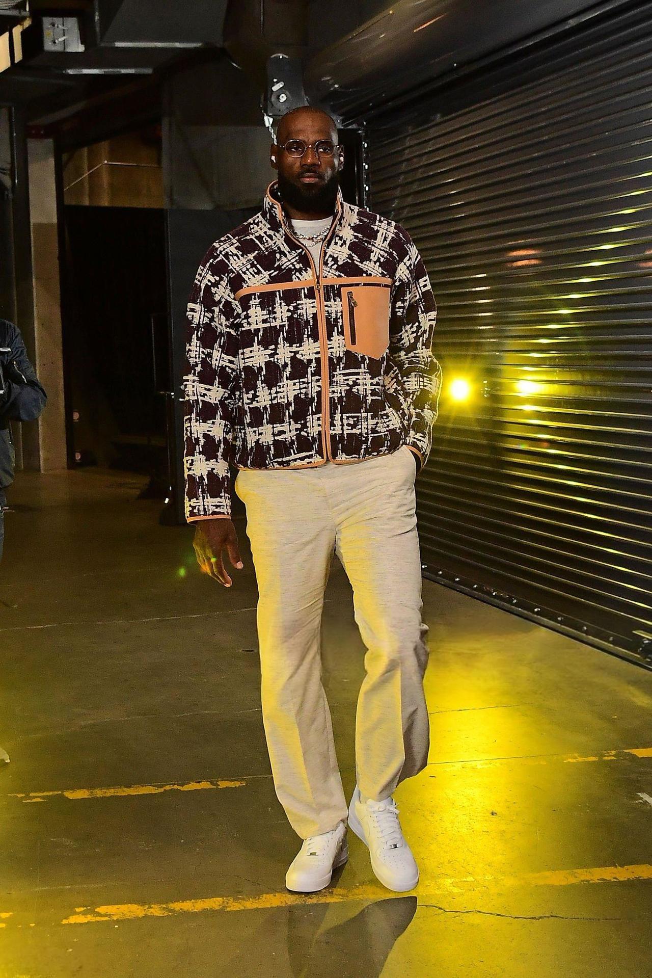 今日NBA季后赛西部首轮G2湖人主场迎战火箭的比赛即将进行。

赛前球员入场环节