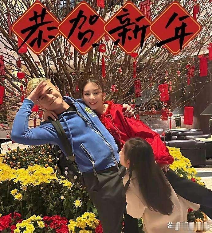 方媛的中学毕业照太惊艳了！满脸青涩却难掩天生丽质，五官底子超优越，难怪天王郭富城