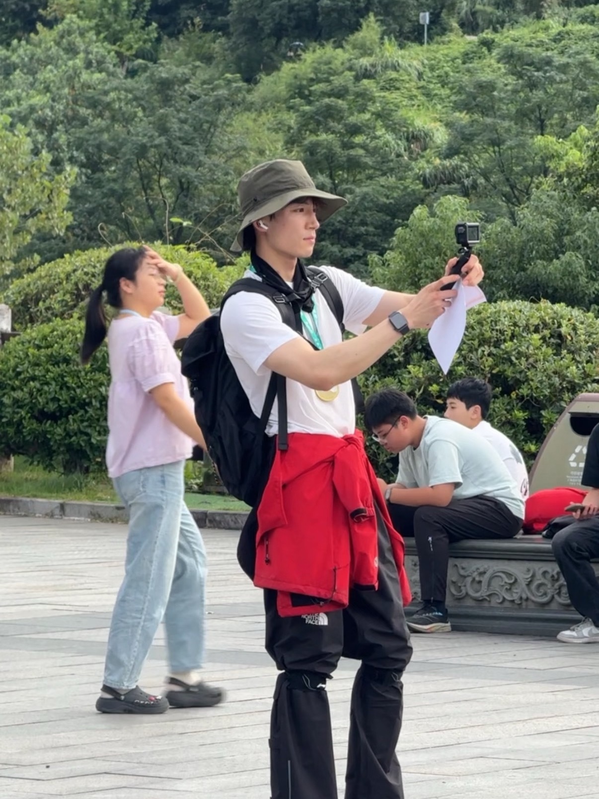 武当山偶遇王星越网友在武当山偶遇王星越，看得出来这位小孩哥真的很享受爬山了，以后