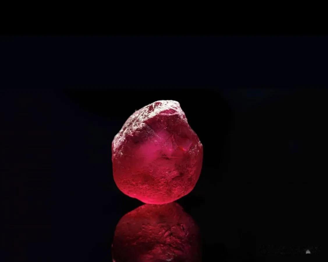 世界上最大的红宝石在纽约的苏富比拍卖行以 3500 万美元的价格售出。

该宝石
