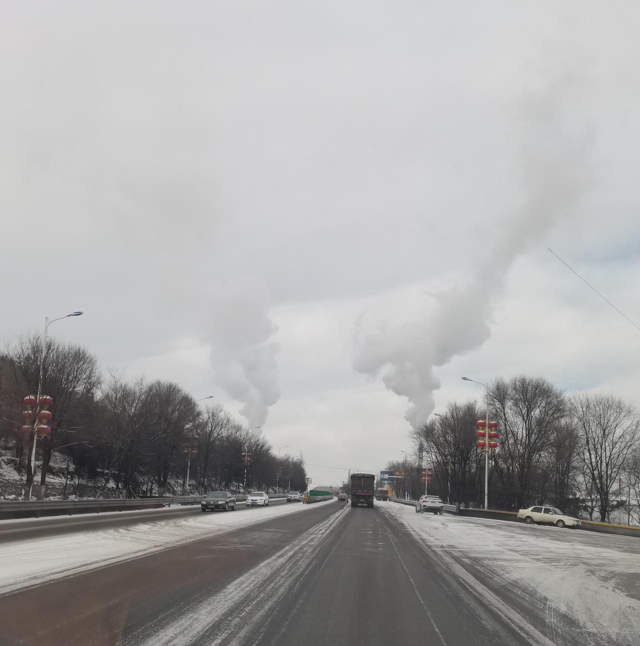 ＃分享一张最近随手拍的照片＃
   北方的寒冬，天空阴沉，云层厚重，树木落叶，道