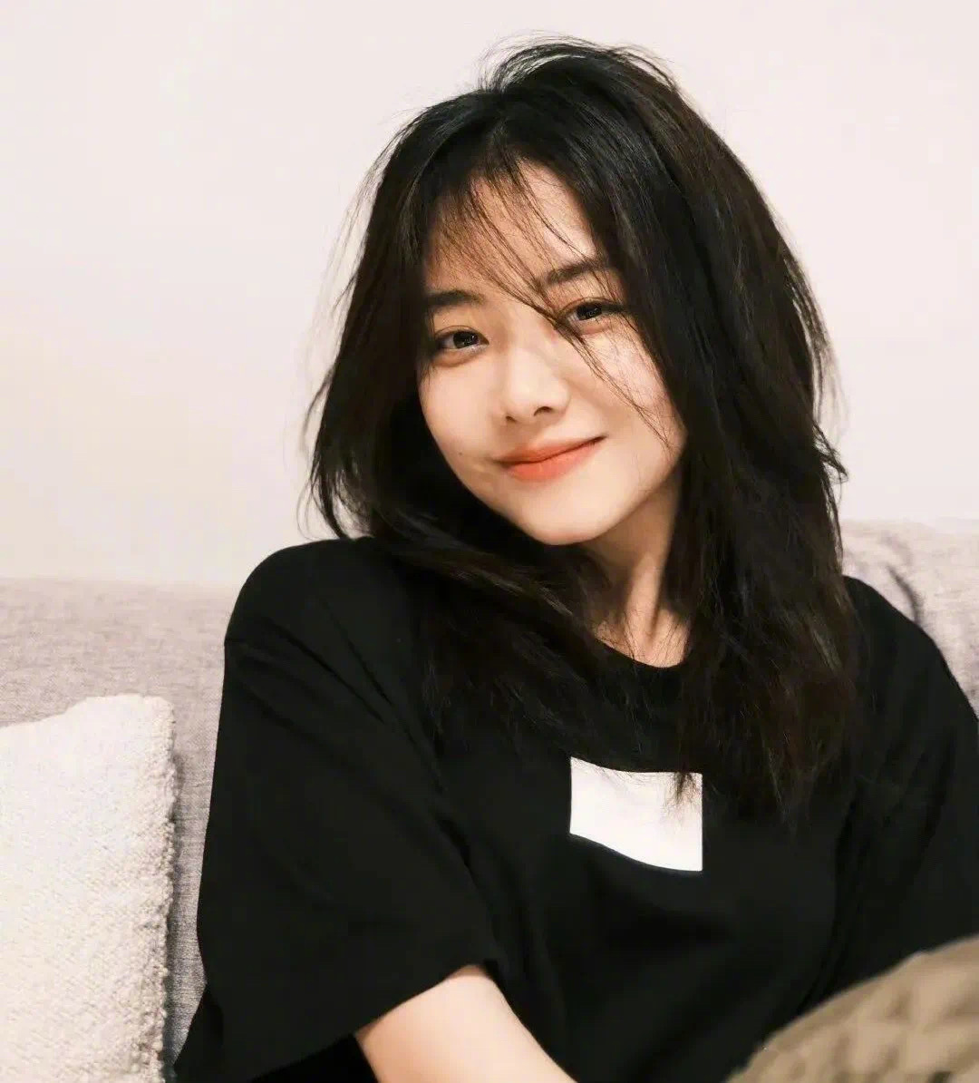 谭松韵的路人缘一直很不错，她目前在走的路子有点像大青衣，主攻主流赛道弯道超车，从