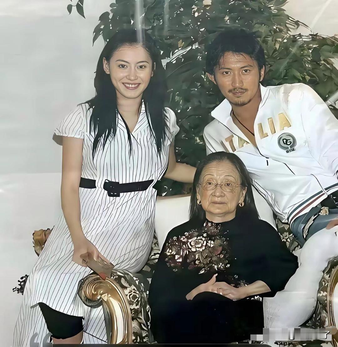 回想当年，张柏芝怀着身孕，谢霆锋一路相伴，远赴温哥华拜访谢老太太。老人家膝下八个