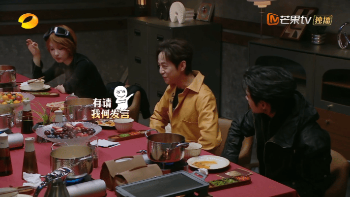 何老师在节目里分享趣事，看话剧时碰到前排一直盗摄，不光违反规定，屏幕光还特别影响