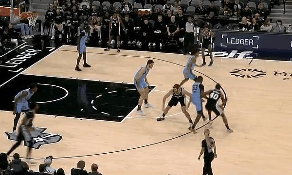 联盟风气坏了！现在联盟老想着造犯规，巴恩斯歪打正着三分神奇进框




马刺对阵