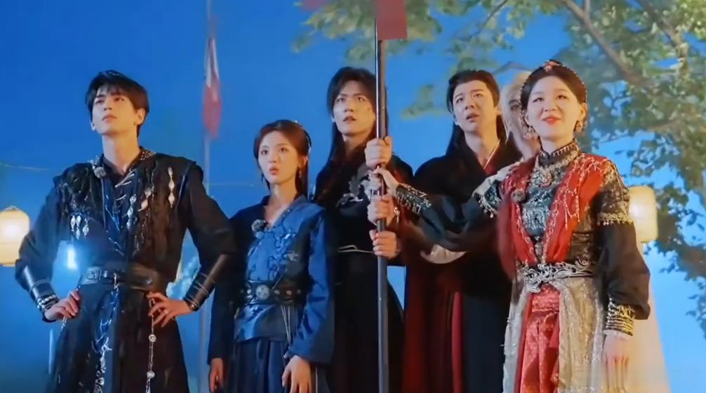开推团魂燃爆了 全员站在城楼一同击鼓，不同气质的人相融在一起，步调情绪完全同步，