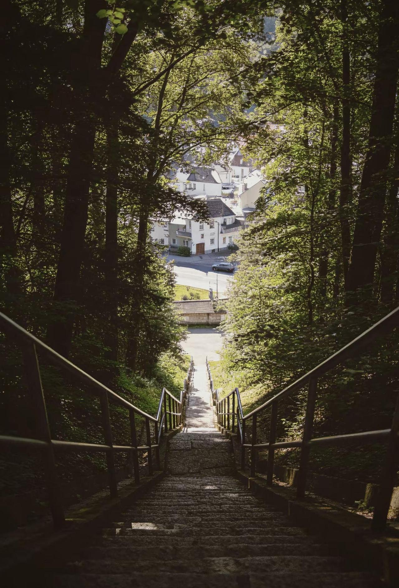 日子清淡就好，细水长流也心安。人生本就不完美，不追虚妄，只守身边真心。