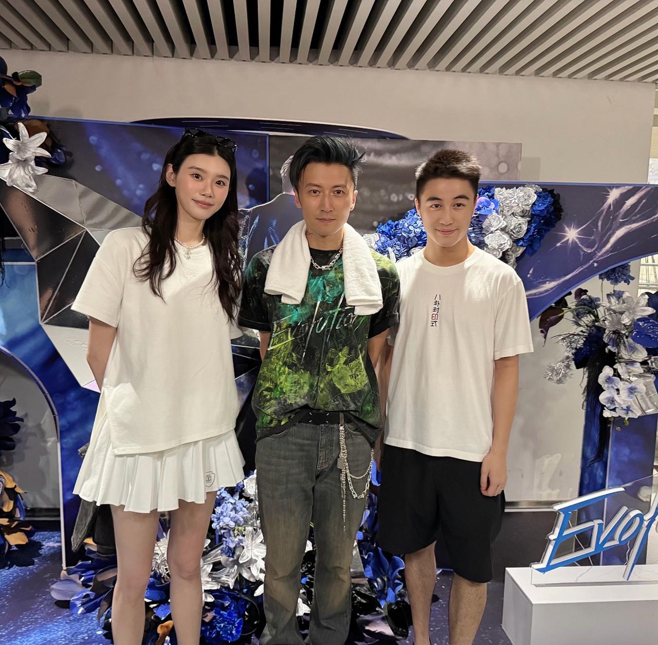 8月10日，奚梦瑶与老公何猷君现身谢霆锋杭州演唱会，三人在后台开心合影。

当天