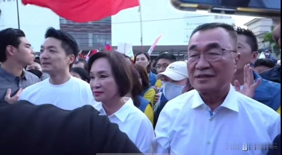 蒋万安现身柯志恩造势大会
郑丽文末见出现

柯志恩首场造势大会今天举行，现场人数