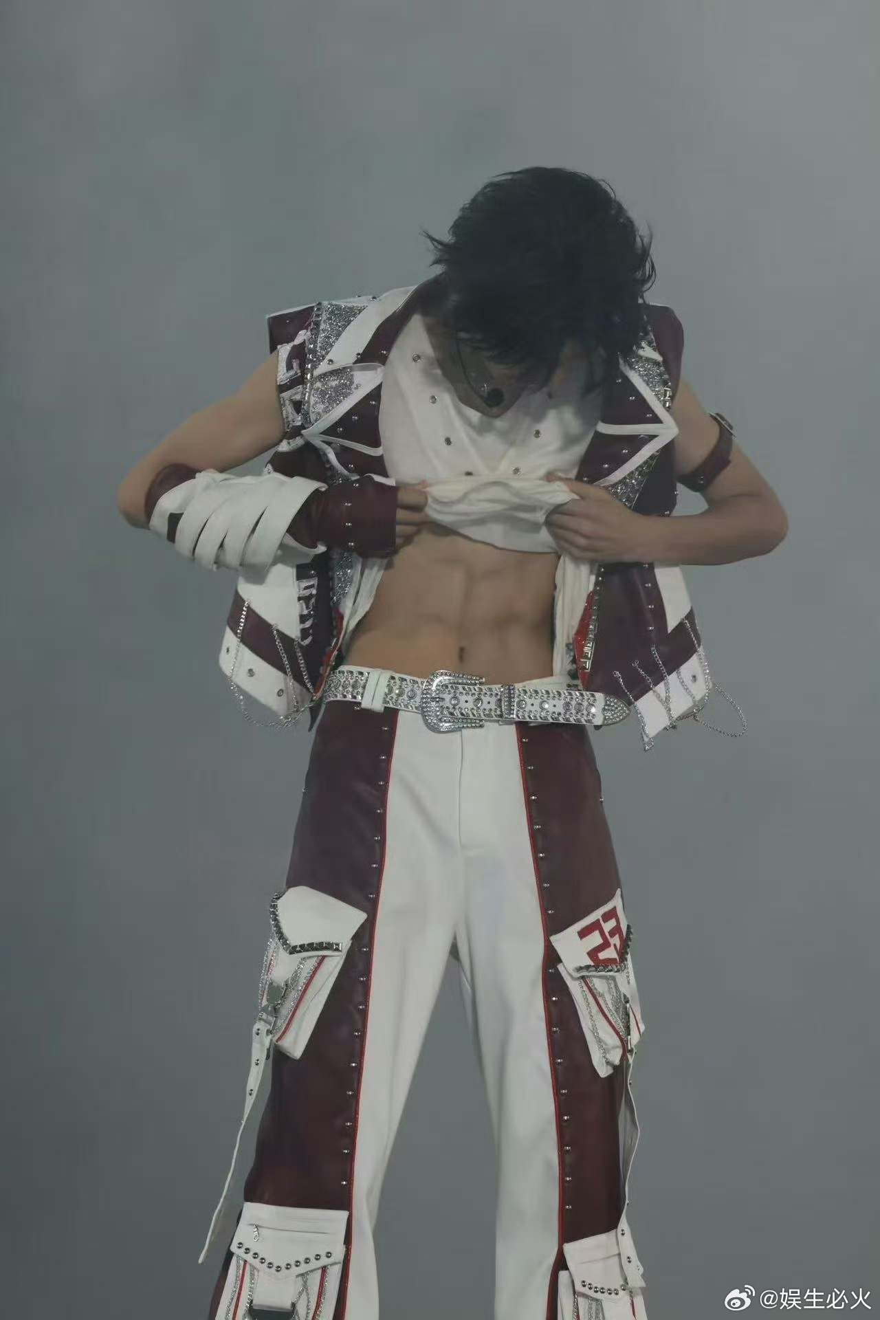 张桂源腹肌 TF家族四代练习生第五次公演“第肆象限”演唱会上，张桂源又露腹肌了，