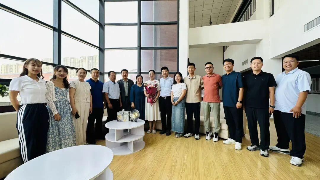 济南西城实验中学王蕾、时均琪老师荣休仪式
        在润心楼二楼西侧阅读区