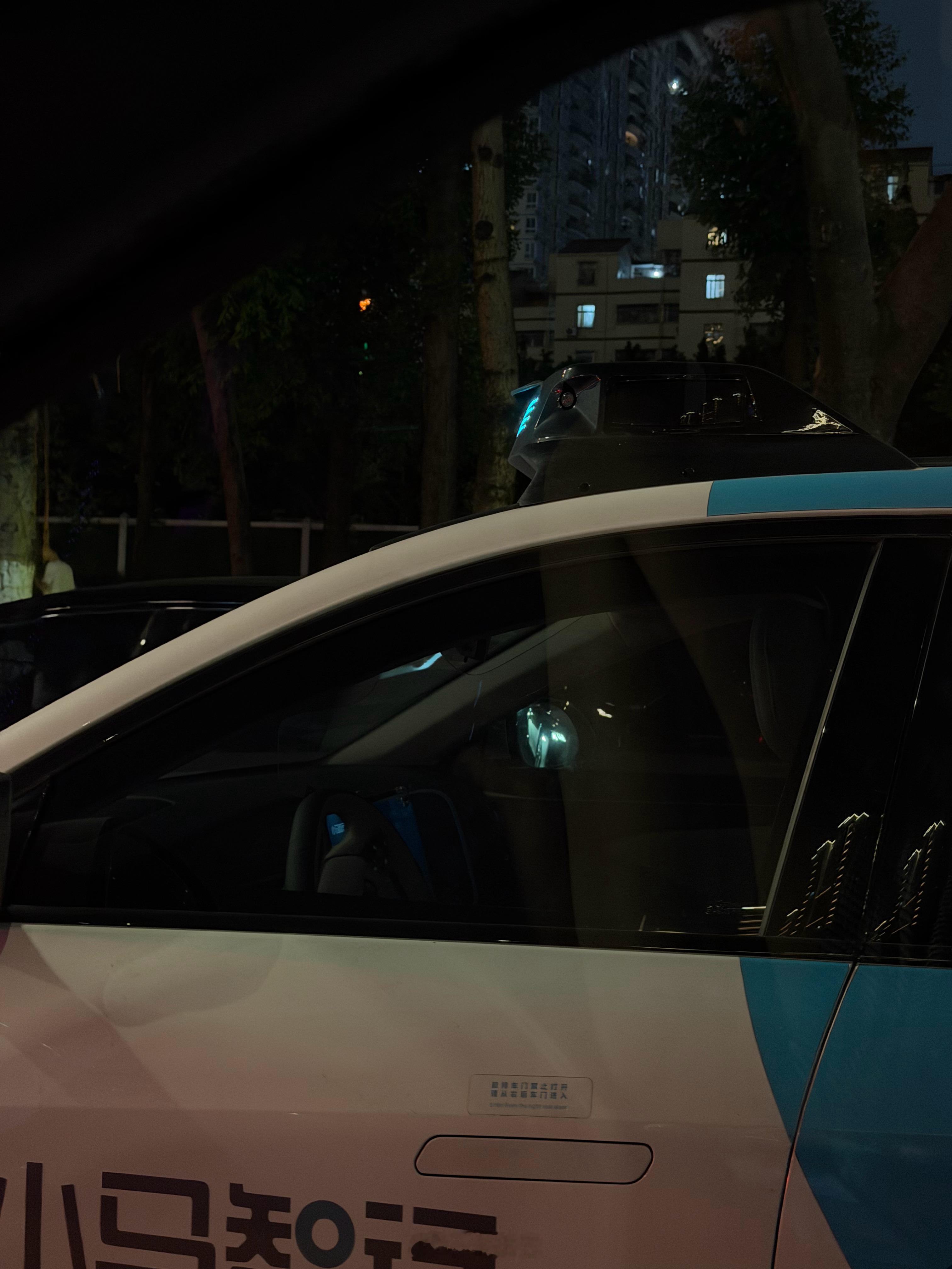 今天算是亲眼见识了，无人车是怎么把一个路口给堵住的这个路口本来车流量就很大，大量