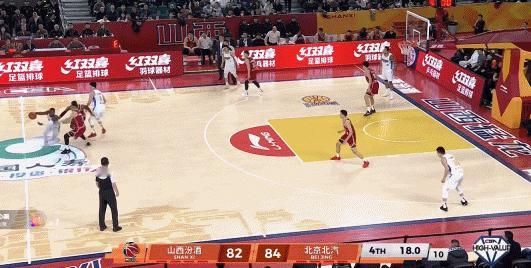 张才仁这记补篮太致命了！进攻失手后他像钉子一样钉在篮下，抓下篮板补篮得手，直接帮