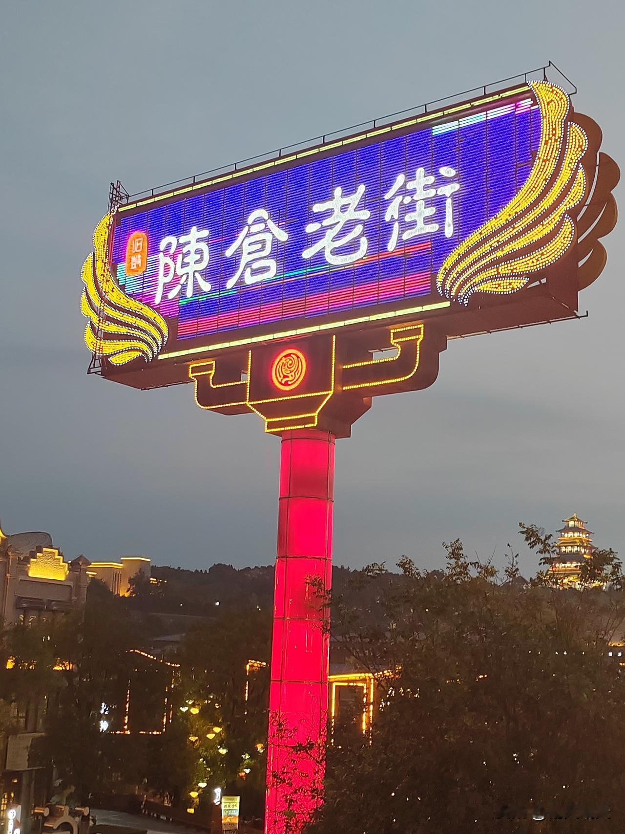 我的城市盛夏夜景
站在廓桥
极目远眺
城市的灯火如繁星般闪烁
桥边的河水波光粼粼