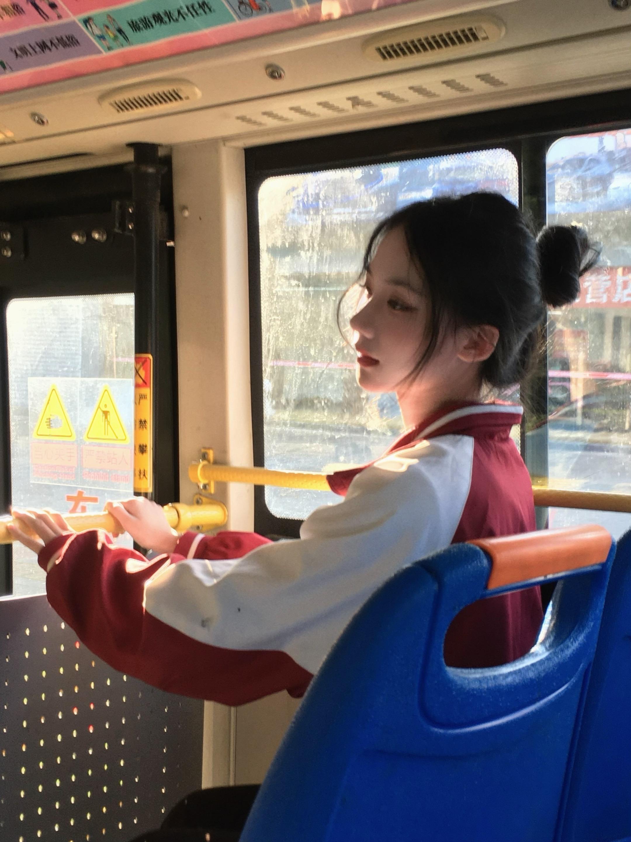 我年少 你飘渺 我们在爱的世界里面环绕。