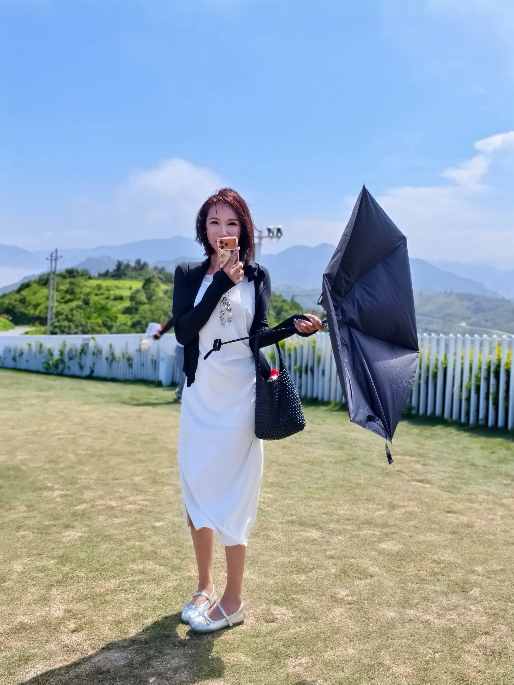 本想美美遮阳，风非要给我的雨伞凹个。本想美美遮阳，风非要给我的雨伞凹个奇葩造型