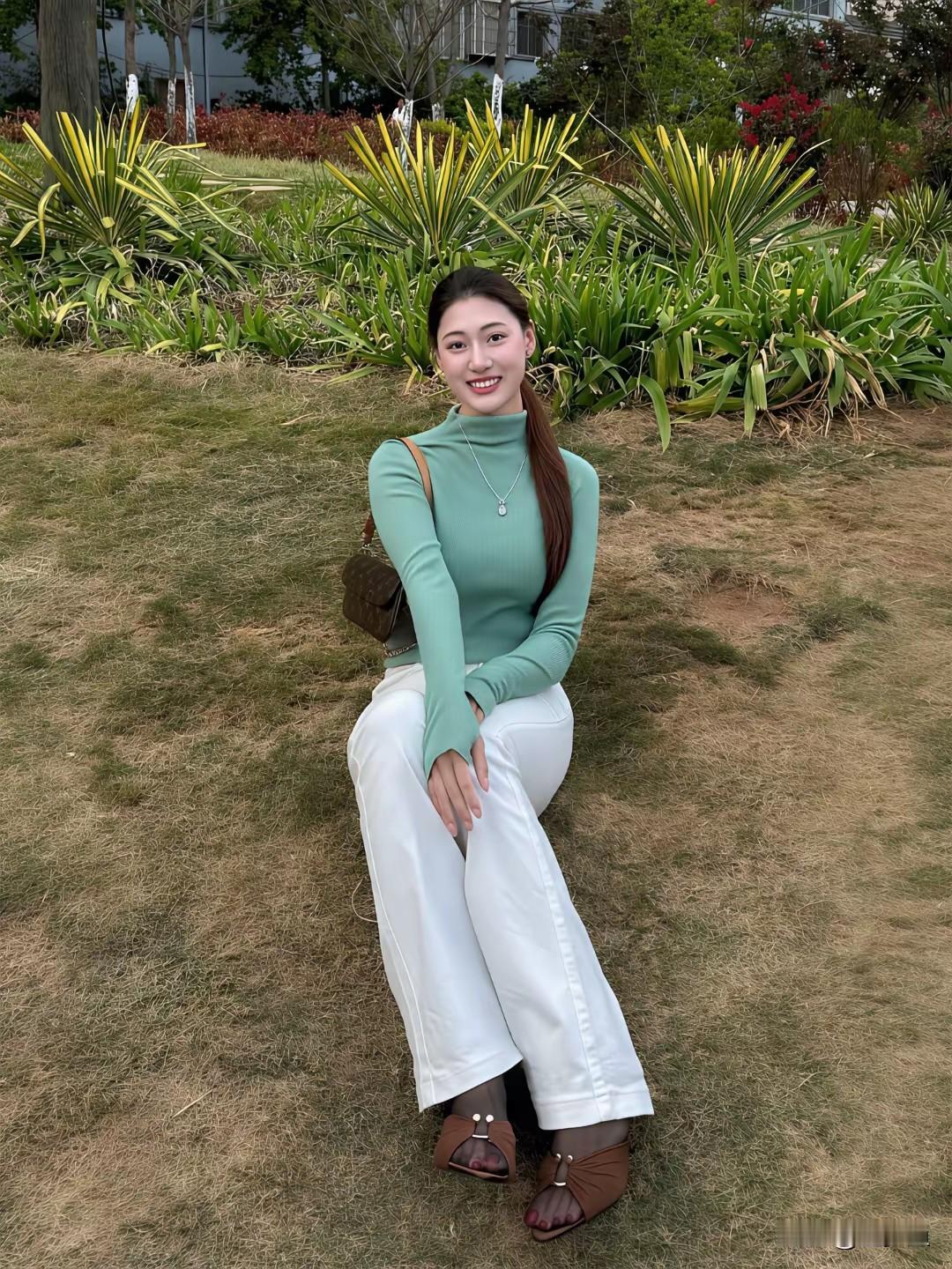 清新薄荷绿搭配白色长裤，轻松自在，享受美好时光！🌸💚👗