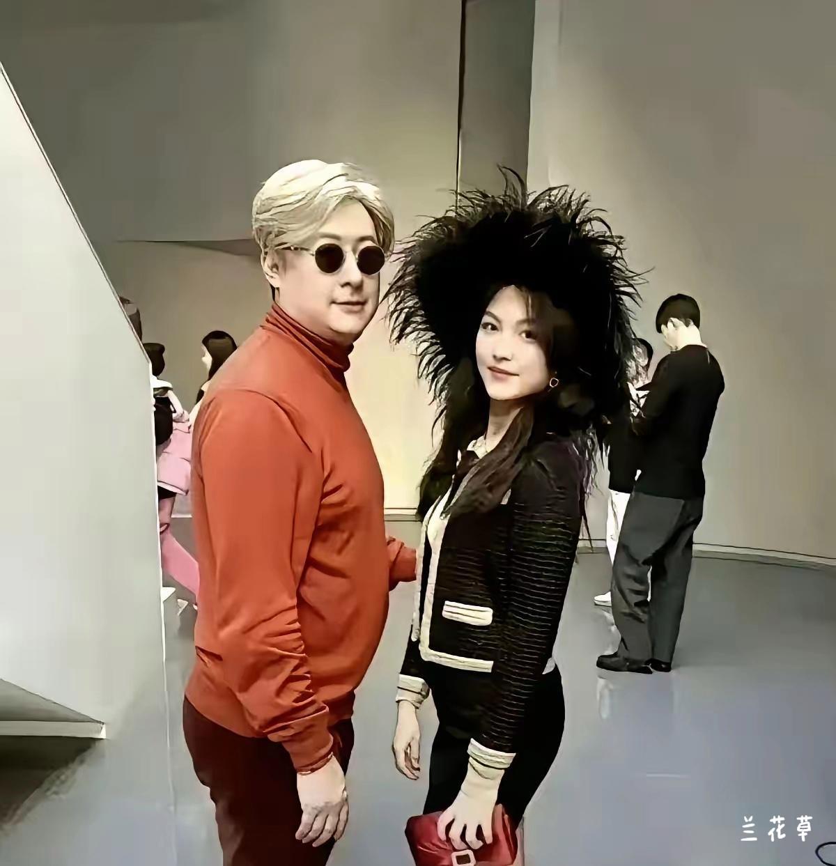 16岁的王诗龄和父亲王岳伦在一起。
父女俩同屏的站姿貌似有点搞笑。