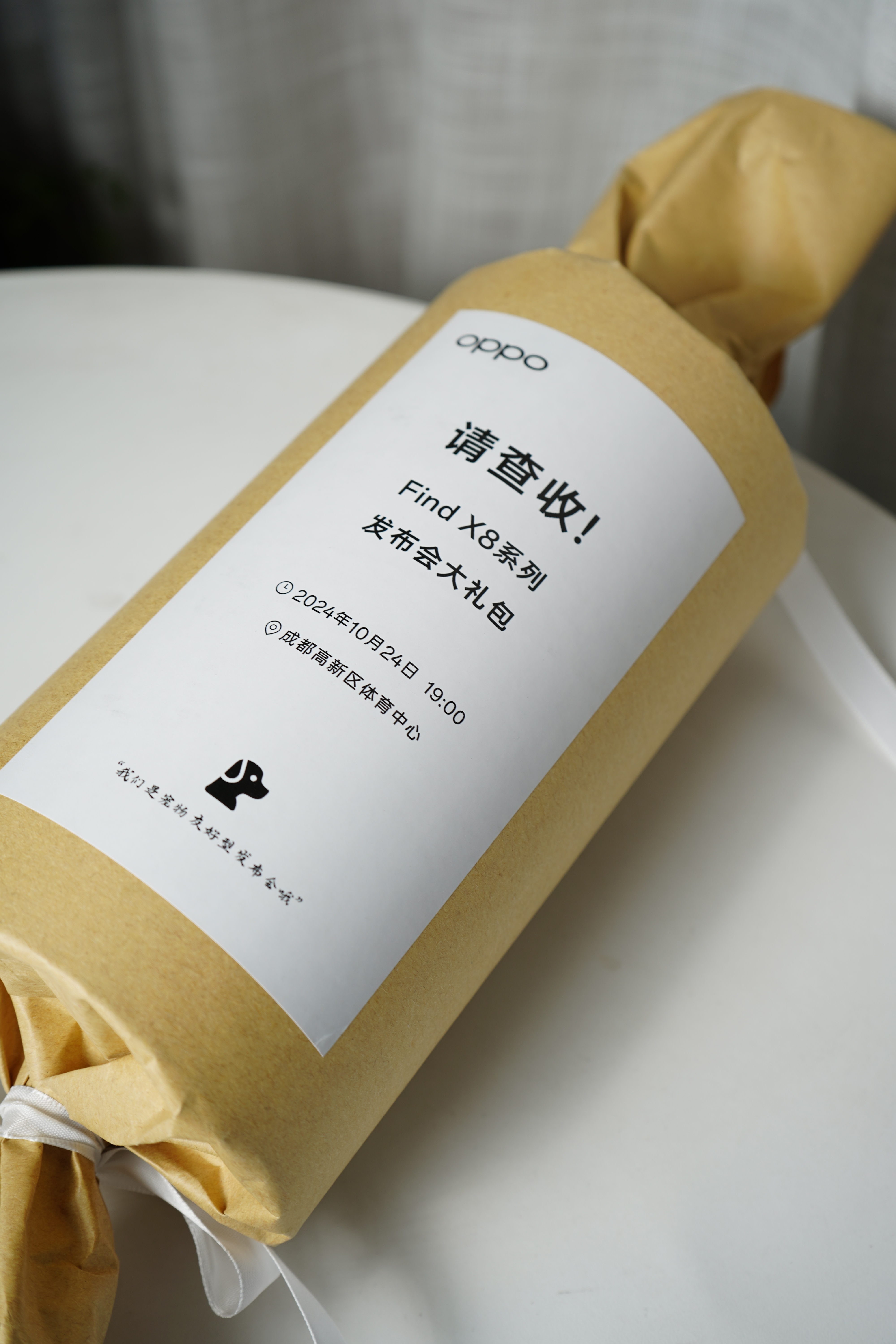 OPPO的发布会大礼包也太有创意了吧，卖点和零食都联系起来了……AI标签零食袋里