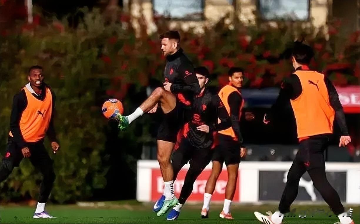 首次训练课状态不错！虽然菲尔克鲁格还没有正式转会米兰，但他已经两次踏入米兰训练场