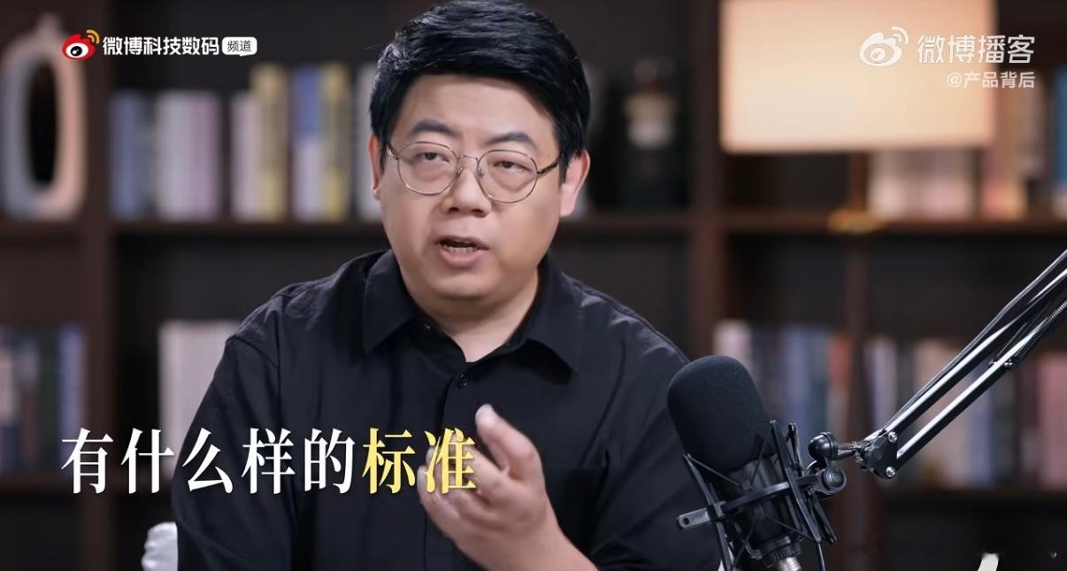 AI眼镜成为隐私重灾区除了硬件层面的提醒标识，更要把数据的归属权交到使用者手上。