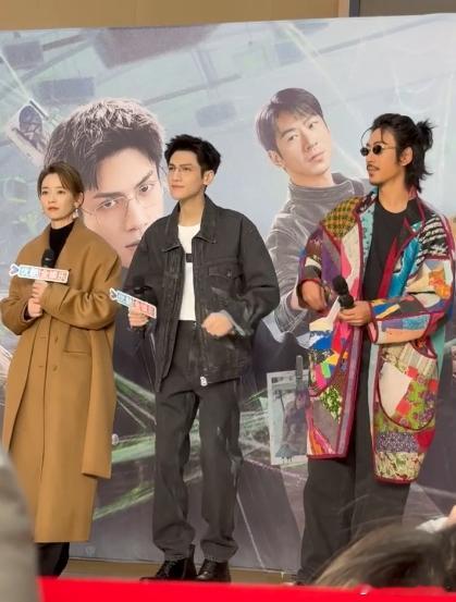 江奇霖像AI一样掏出枪来 救命啊家人们！节目里主持人刚说完犯人跑了，江奇霖瞬间就