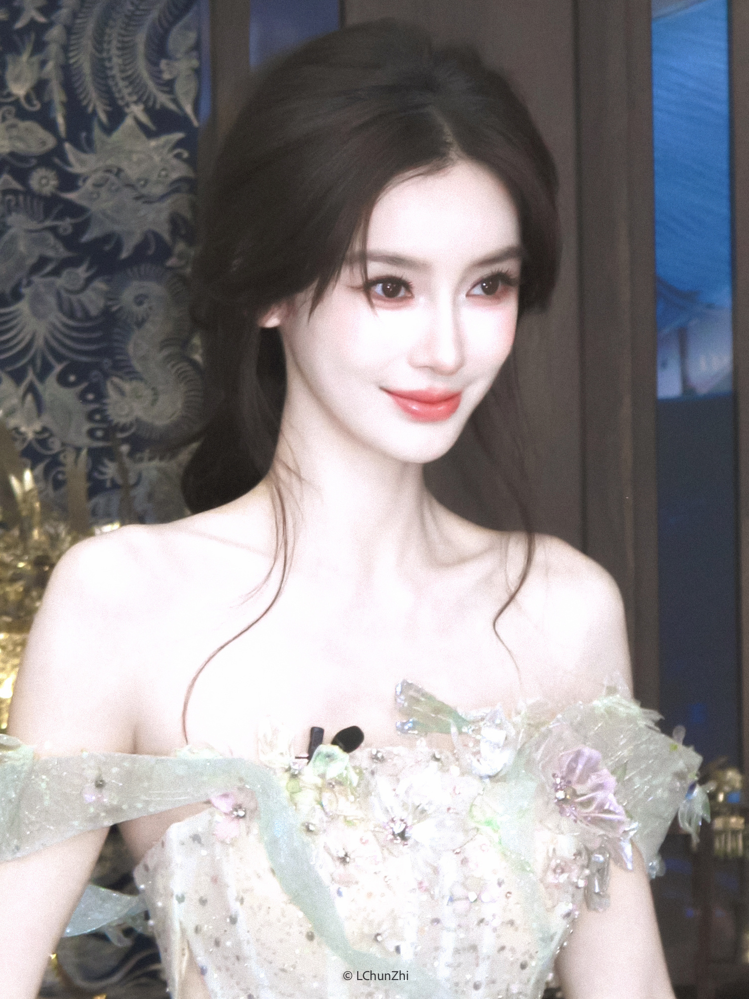 出山即出圈，Angelababy实火，🎵单日营业双条作品突破百w，不仅推动民族