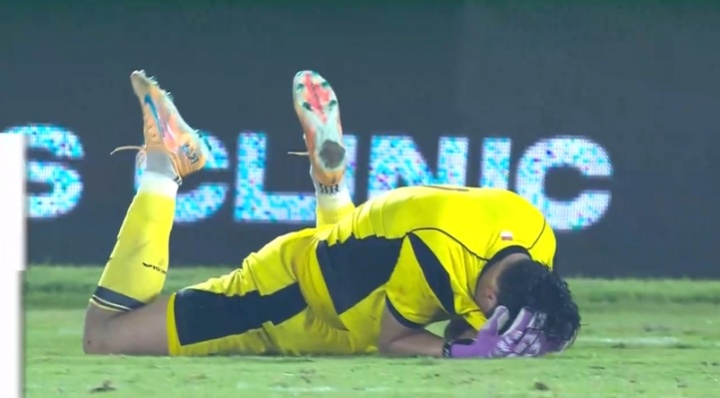 U17国足读秒绝杀！张伯霖94分钟打门造对手门将乌龙 后者懊恼捂脸