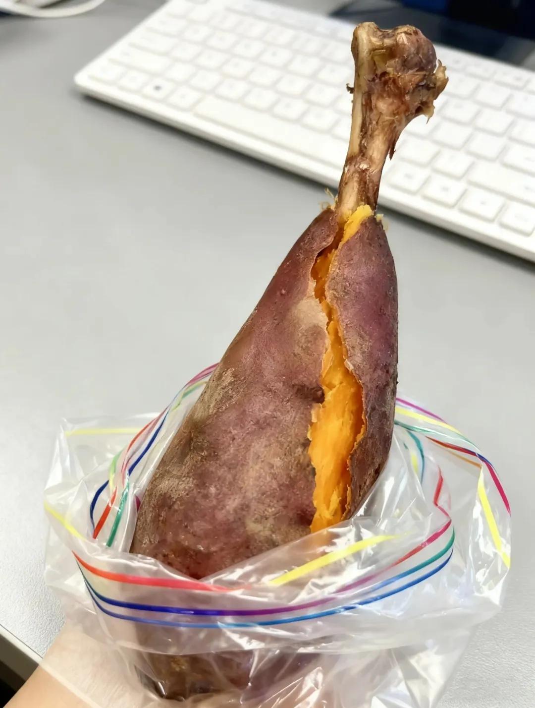 几个月没发工资了，买个鸡腿给自己打打气，日子会好起来的！[奋斗][奋斗][奋斗]