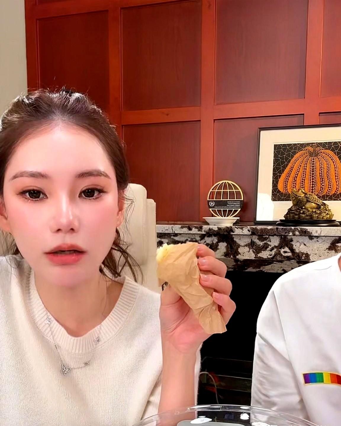 马筱梅：我跟老公是互相督促！
 

她在直播里说着，自己会推着懒得动的老公，汪小