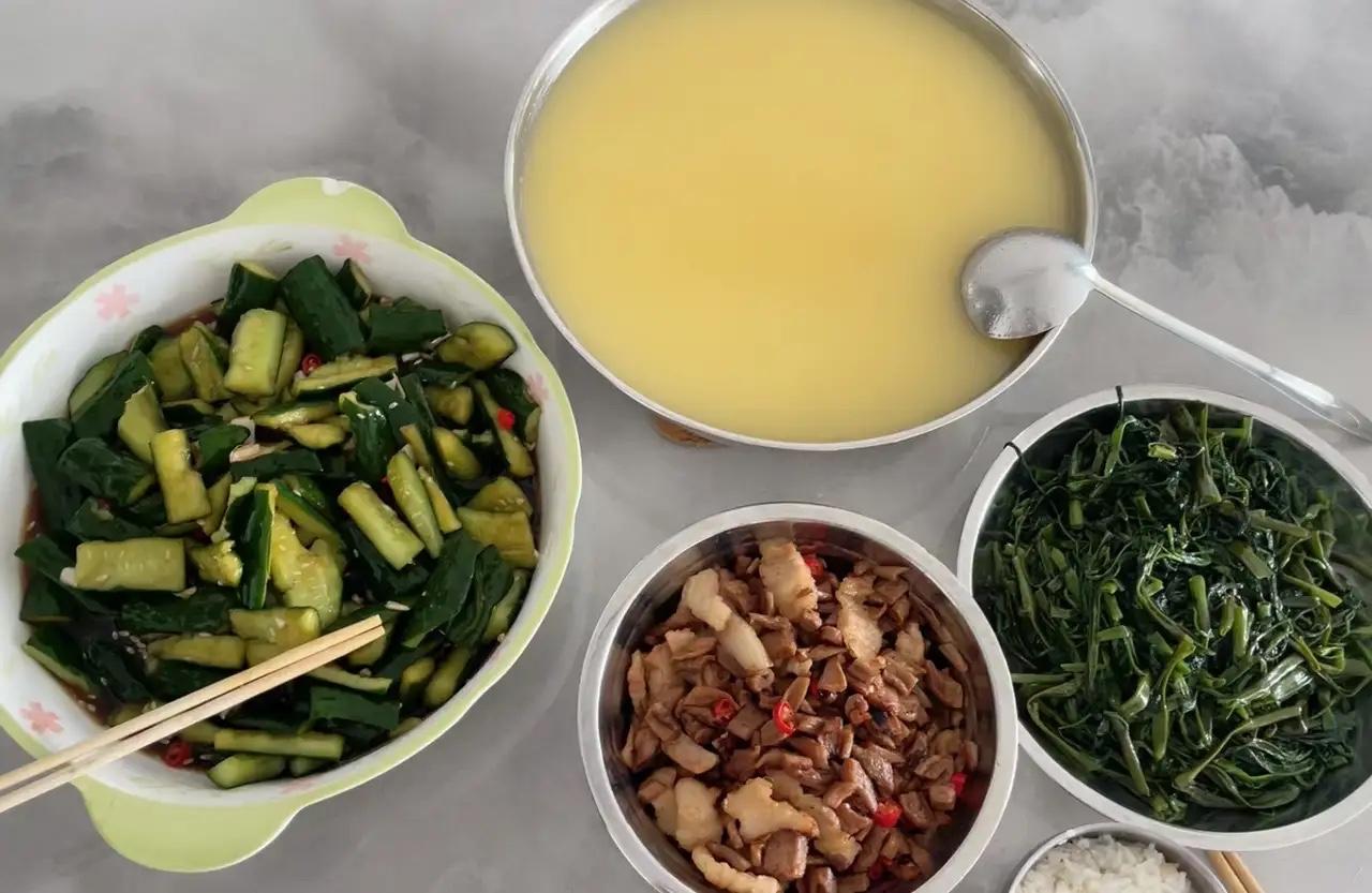 今天我老公给我转了3000元生活费，顺便还埋怨了我两句。

他说，别人家老婆一个