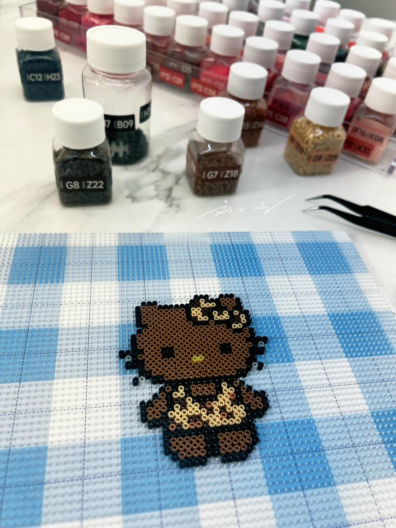 今天在朋友家也算是做上手工了，我的第一个拼豆作品，猛男的Hello Kitty就