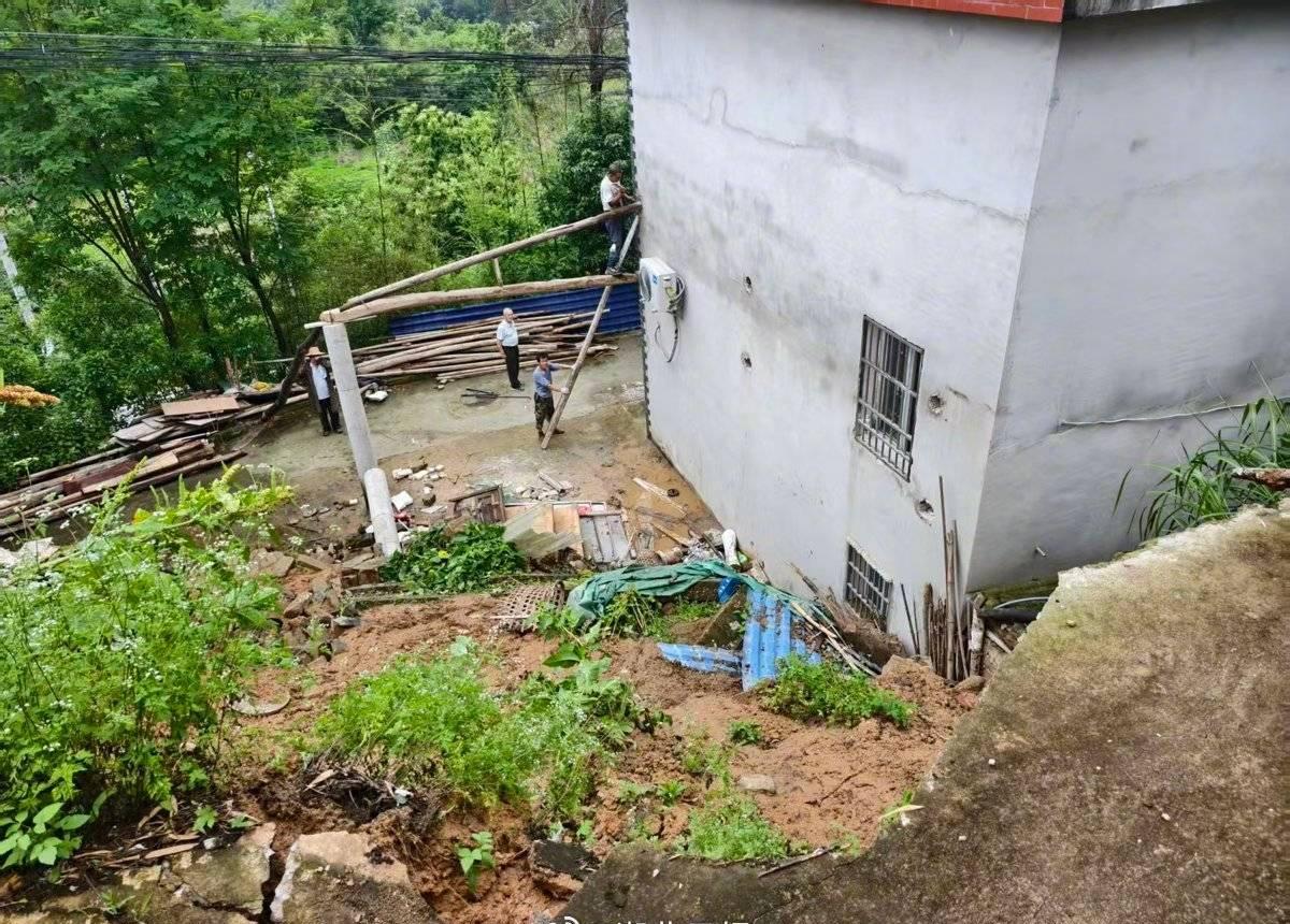【边坡垮塌前，2户5人安全撤离】 “轰”的一声闷响，边坡垮塌，泥水冲进院子。此时