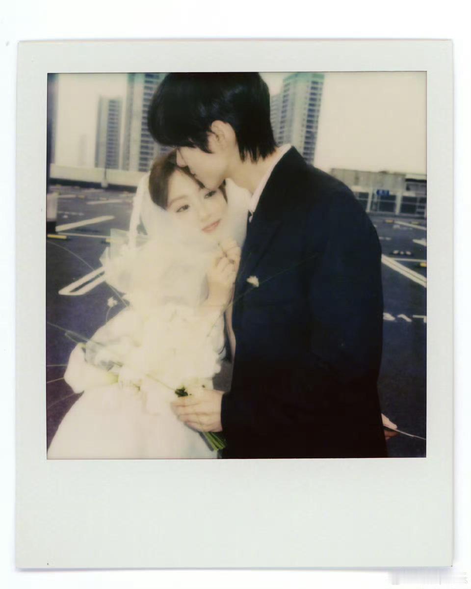 赵磊官宣结婚  六百六十六，他不是爱豆吗还是粉丝打投的那种？但有一说一女生真好看