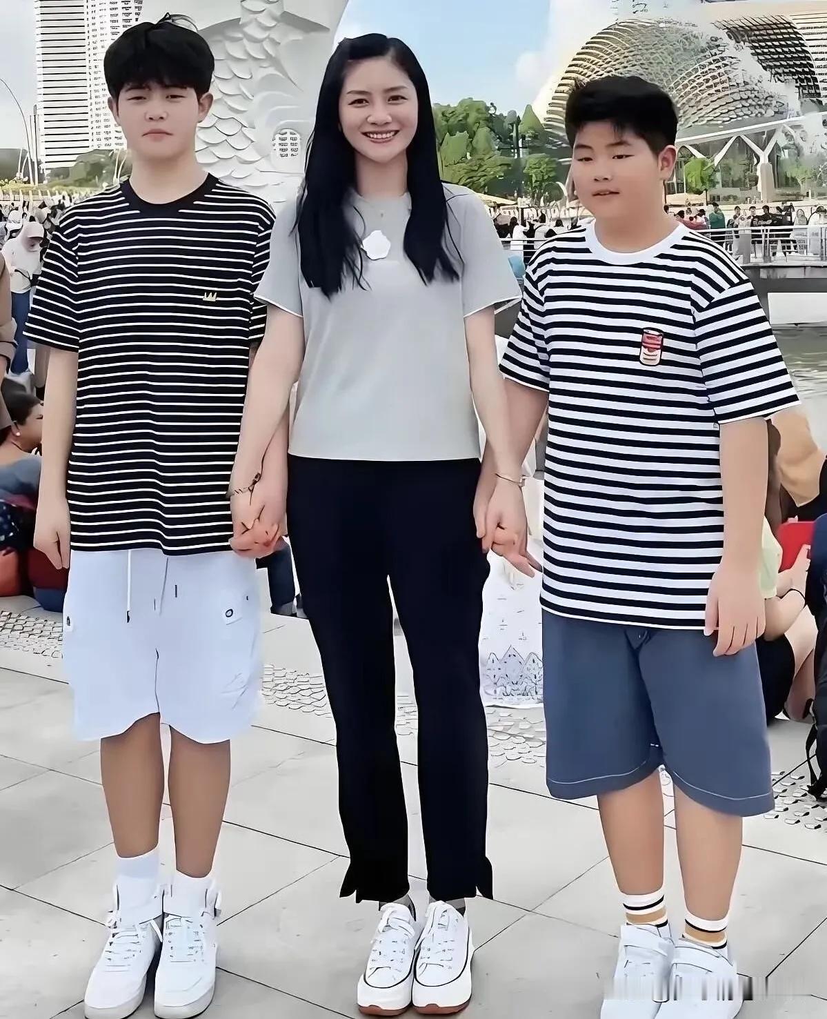 妈妈长得那么漂亮，两个儿子却相貌平平。胡可是圈内难得通透温和的母亲，育儿观念清醒