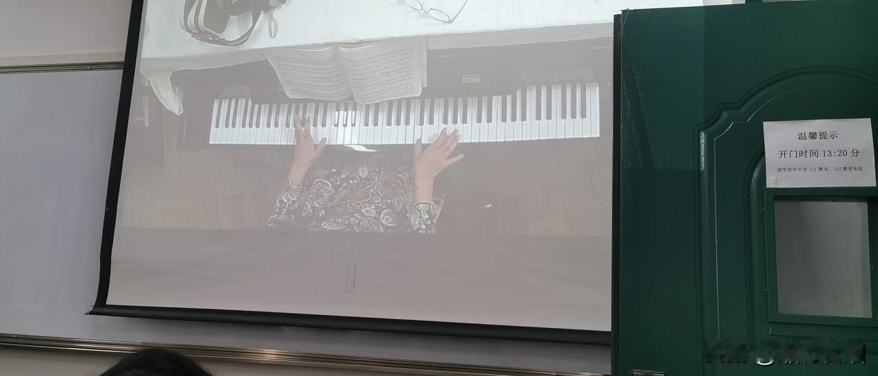 今天老年大学钢琴班复课《四小天鹅舞曲》第二段，难点相对多点，要求左右手切换转指、